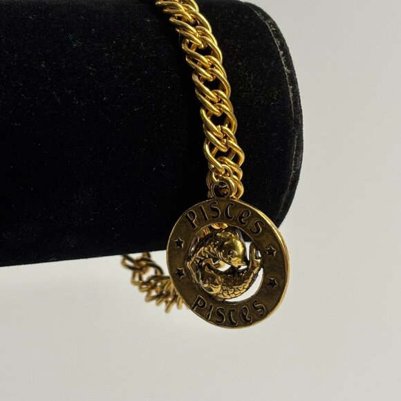 Charm Bracelet Pisces Zodiac Gold Tone Chunky Chain Intricate Fish Medallion Y2K - Picture 2 of 9